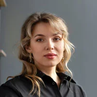 Олена - керівник відділу маркетингу, TechSolutions